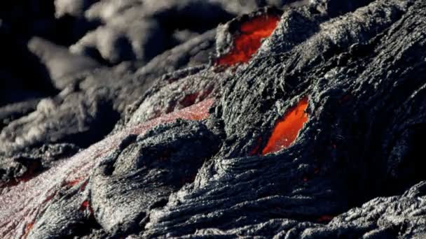 Lava quente vermelha se movendo sobre a terra Big Island Havaí — Vídeo de Stock