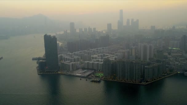 Vista aérea al atardecer de los condominios Kowloon — Vídeo de stock