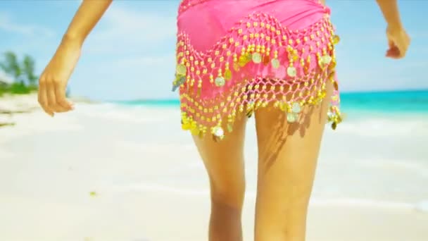 Nogi pasa plaży kobiet ubranych stroje kąpielowe dorywczo — Wideo stockowe