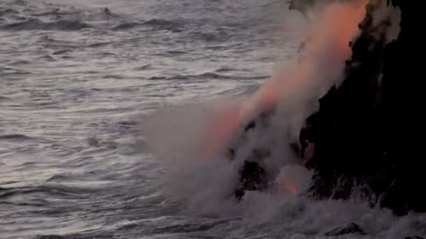 Lava derretida que despeja nas águas do oceano — Vídeo de Stock