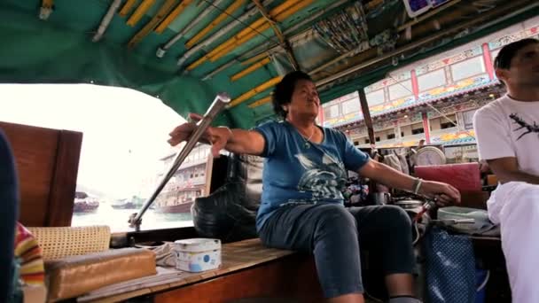 Женщина, управляющая лодкой, маневрирует своим судном — стоковое видео