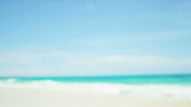 Latino-americano menina chapéu de sol relaxante luxo férias cadeira de praia — Vídeo de Stock