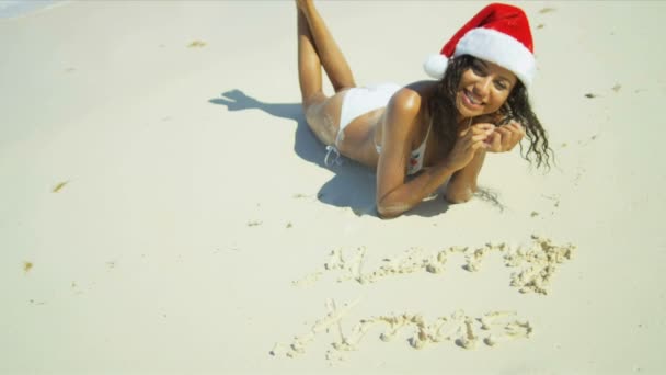 Glimlachend meisje ontspannen eiland strand dragen xmas hoed — Stockvideo