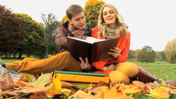 Studentenpaar revidiert Studiennotizen zum Herbsttag — Stockvideo