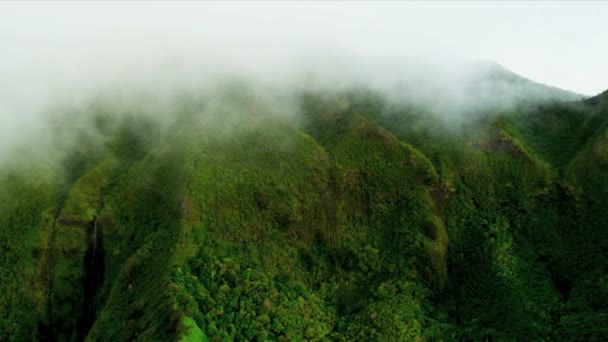 비 구름 화산 절벽의 항공 보기 — 비디오