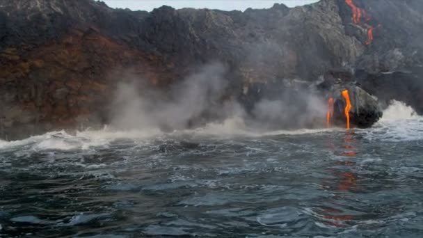 Dampf steigt Kilauea vulkanische Lava — Stockvideo