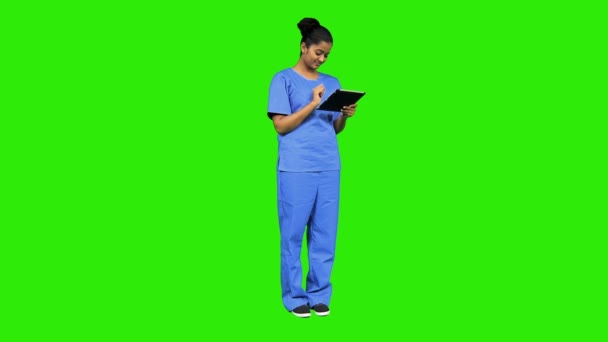 Female nurse using digital tablet — Stock Video