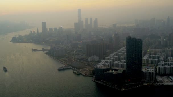 Εναέρια θέα κατά το ηλιοβασίλεμα του kowloon συγκυριαρχίες — Αρχείο Βίντεο