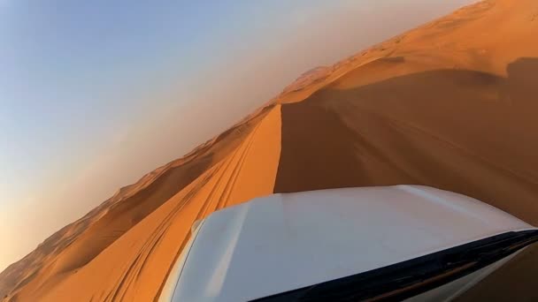 Vehículo todoterreno en la duna del desierto — Vídeo de stock