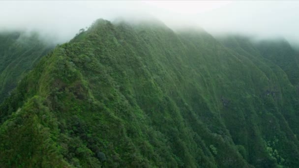 구름에 가려져 화산 절벽 — 비디오