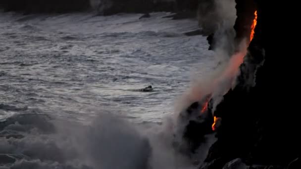 Glühende Lava stürzt über karge Landschaft ins Meer — Stockvideo