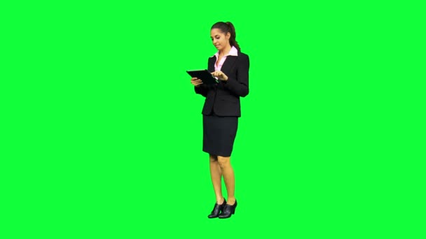 Смарт-кавказька бізнес-леді з бездротової планшет — стокове відео