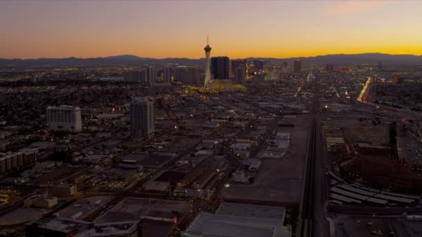 Hava alacakaranlıkta görünümünü stratosfer Tower Hotel, Las Vegas — Stok video