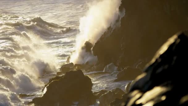 Pary wzrósł Kilauea wulkanicznej lawy oceanu na zachodzie słońca — Wideo stockowe