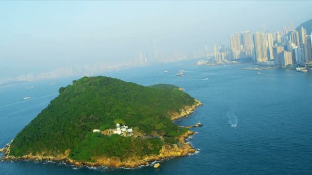 Luchtfoto vuurtoren op het eiland hong kong — Stockvideo