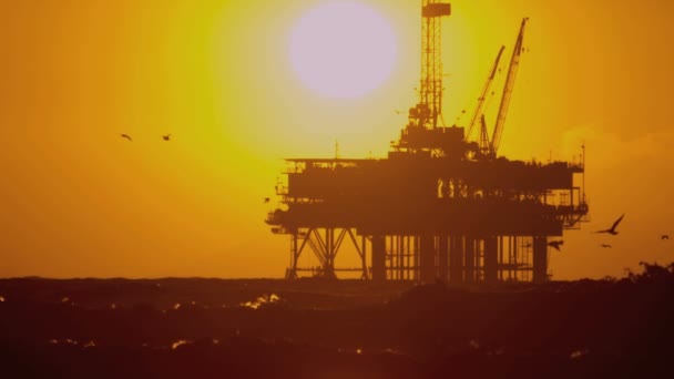 Oil platform in the sea at sunset — Stock Video