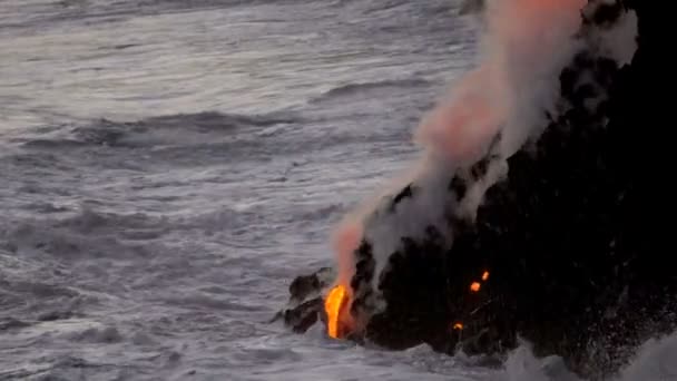 Colata di lava fusa nelle acque oceaniche — Video Stock