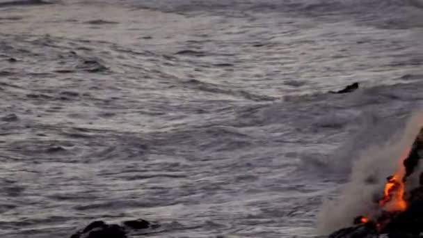 熔岩涌进的海水 — 图库视频影像