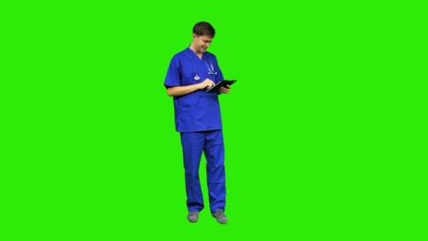 Assistente de enfermagem do sexo masculino usando esfoliação — Vídeo de Stock