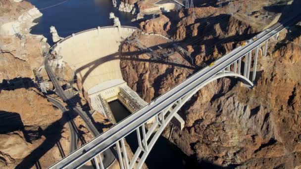 Luchtfoto Hoover Dam Bypass Project op ons 93 — Stockvideo