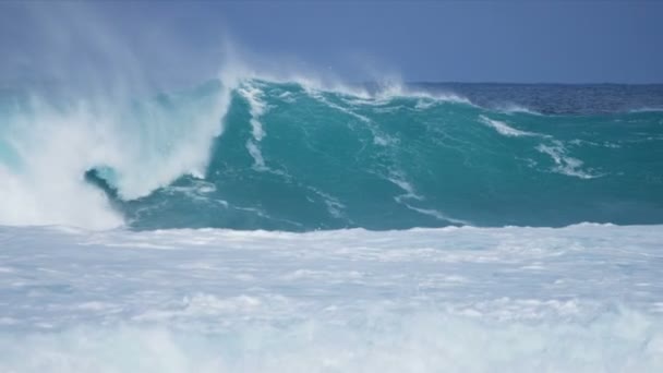 Poderosas olas golpeando rocas peligrosas — Vídeos de Stock