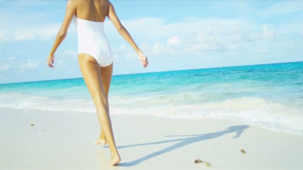 Mooi meisje barefoot strand benen — Stockvideo