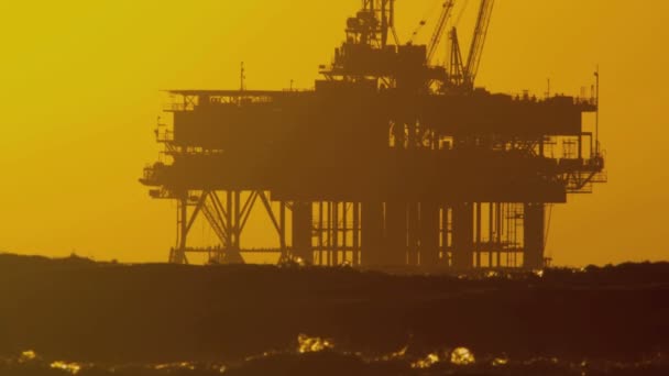 Plataforma petrolífera en el mar al atardecer — Vídeos de Stock