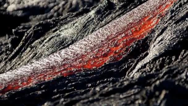 Lava quente vermelha se movendo sobre a terra Big Island Havaí — Vídeo de Stock