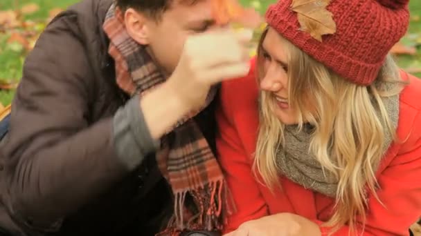 Casal caucasiano no parque dia de outono — Vídeo de Stock