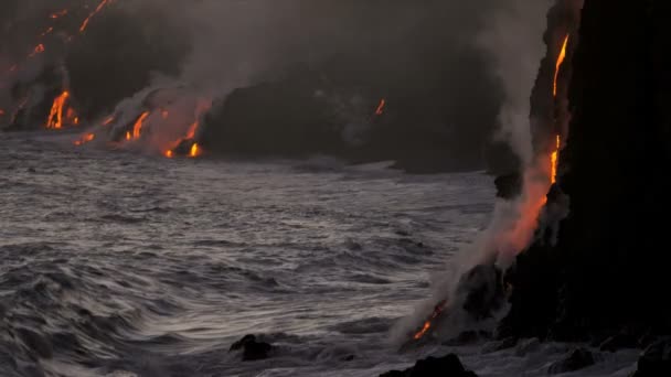 Geschmolzene Lava strömt in die Ozeane — Stockvideo