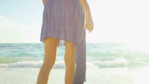 Κοντινό πλάνο μέση γυναίκα μηροί φορώντας κασκόλ μαγιό παραλία — Αρχείο Βίντεο