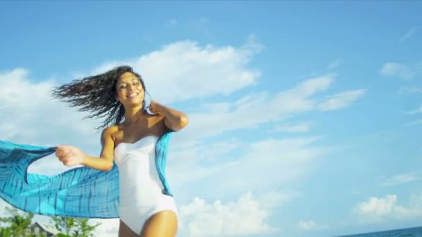 Joven mujer disfrutando de lujo playa estilo de vida — Vídeos de Stock