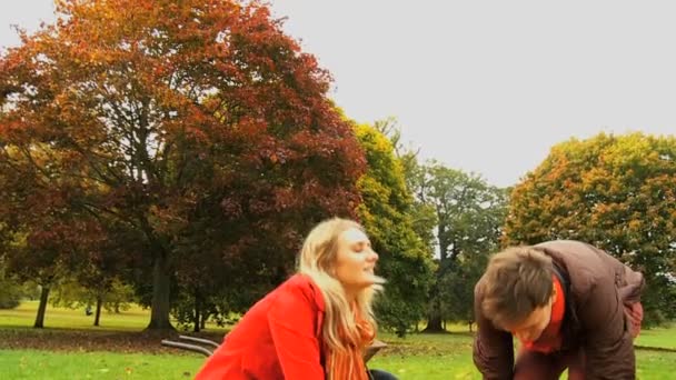 Смех в парке молодая пара — стоковое видео