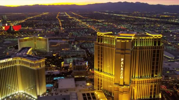 Tramonto aereo di Las Vegas illuminata — Video Stock