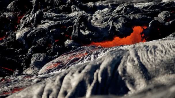 Destruktiva flödet av heta vulkaniska lava — Stockvideo