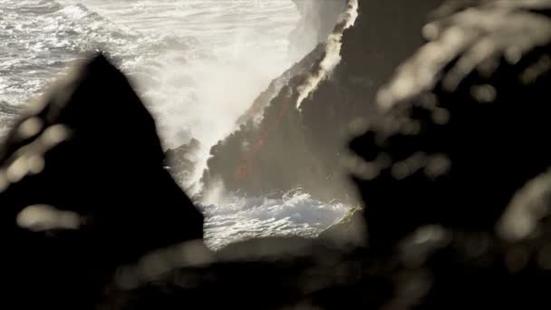 Lave volcanique montante à vapeur dans l'océan — Video