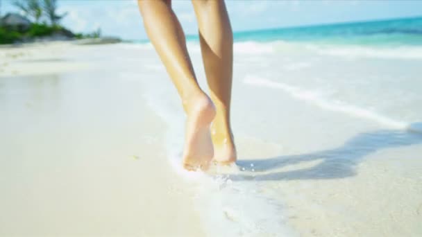 Nackten Beine lateinamerikanischen Strand Mädchen — Stockvideo