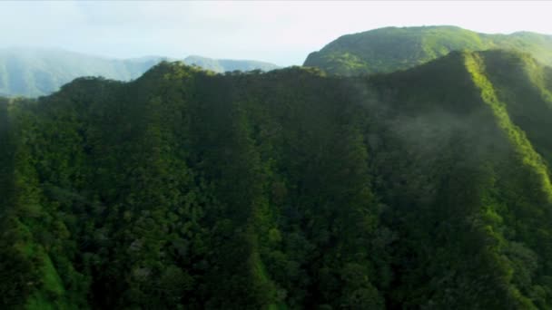 Luchtfoto van regen wolken vulkanische rotsen — Stockvideo