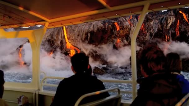 관광 보트 화산 용암을 보기 — 비디오