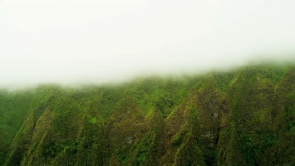 Deslumbramiento del sol en una nube irregular — Vídeos de Stock