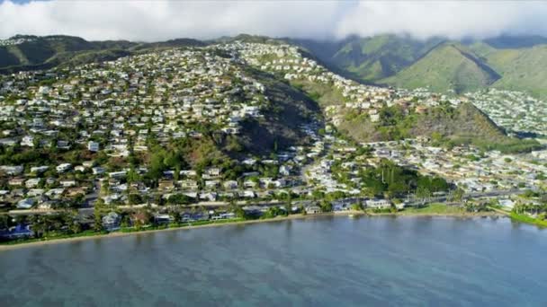 Вид с воздуха на прибрежные дома, Гавайи — стоковое видео