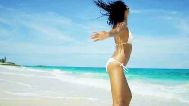 Spansktalande tjej stänk ocean grundområden tropisk strand — Stockvideo
