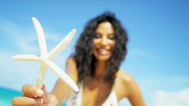 Close Up Sorrindo Praia Menina Estrela Peixe Publicidade Ilha Bem-vindo — Vídeo de Stock