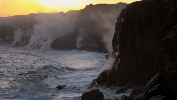 Červené horké lávy pádu do oceánu nad pusté krajiny — Stock video