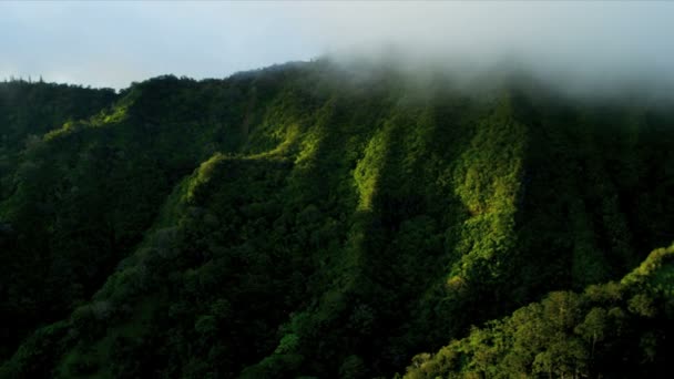비 구름 화산 절벽의 항공 보기 — 비디오