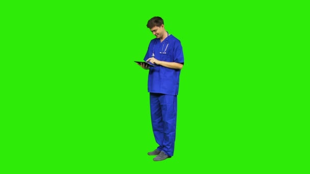 Pflegehelfer mit Tablet — Stockvideo