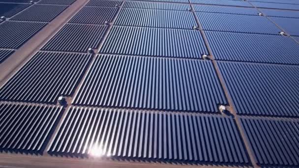 Вид с воздуха пустыня Солнечная энергетическая ферма — стоковое видео
