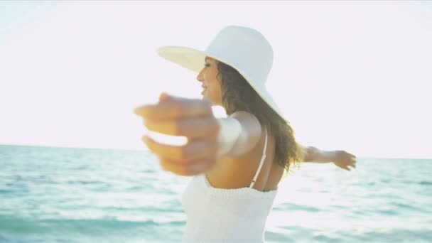 Flicka i vit firar på tropisk strand — Stockvideo