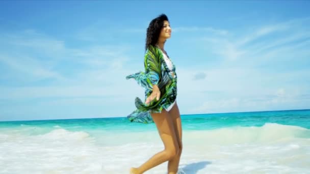 Descalza chica hispana vacaciones de lujo en la playa — Vídeos de Stock