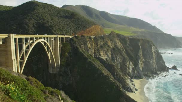 Bixby Bridge op Cabrillo snelweg — Stockvideo